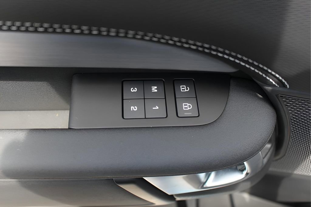 New 2025 Land Rover Discovery Dynamic SE image 10