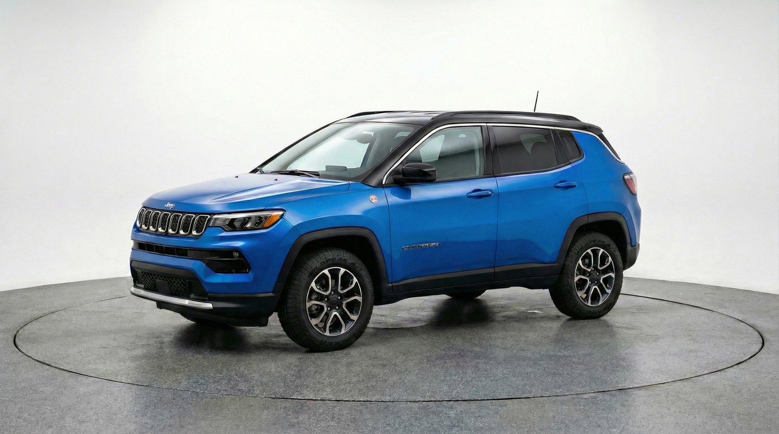 Used 2025 Jeep Compass Trailhawk image 3
