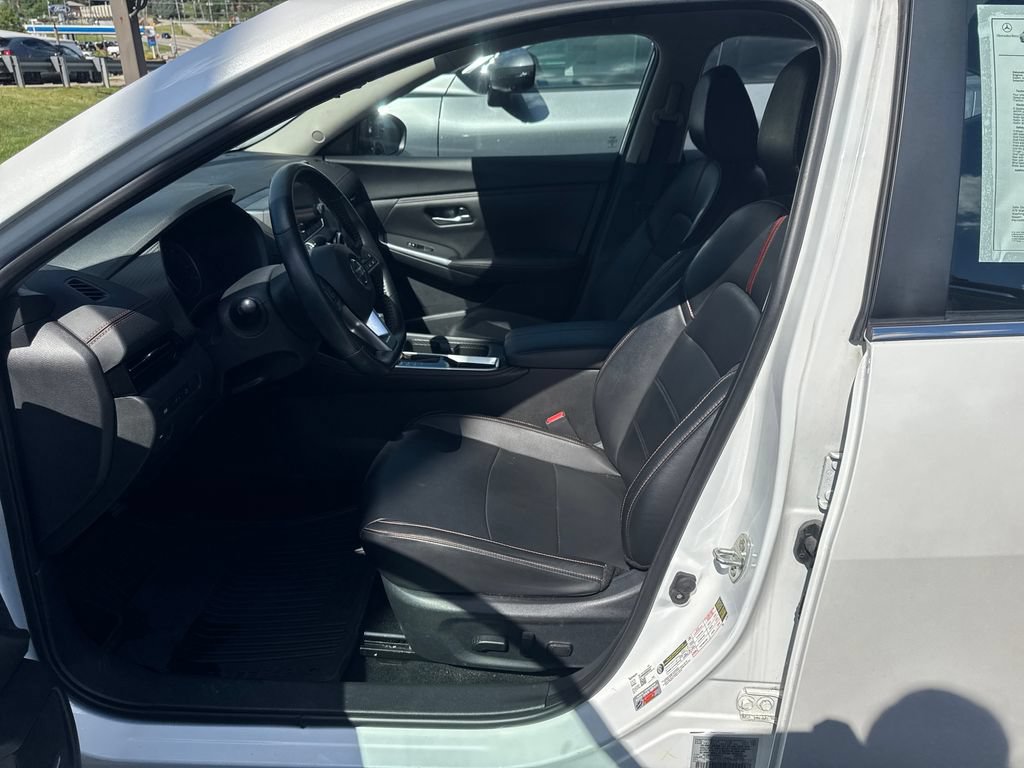 Used 2023 Nissan Sentra SR w/ SR Premium Package FWD image 10