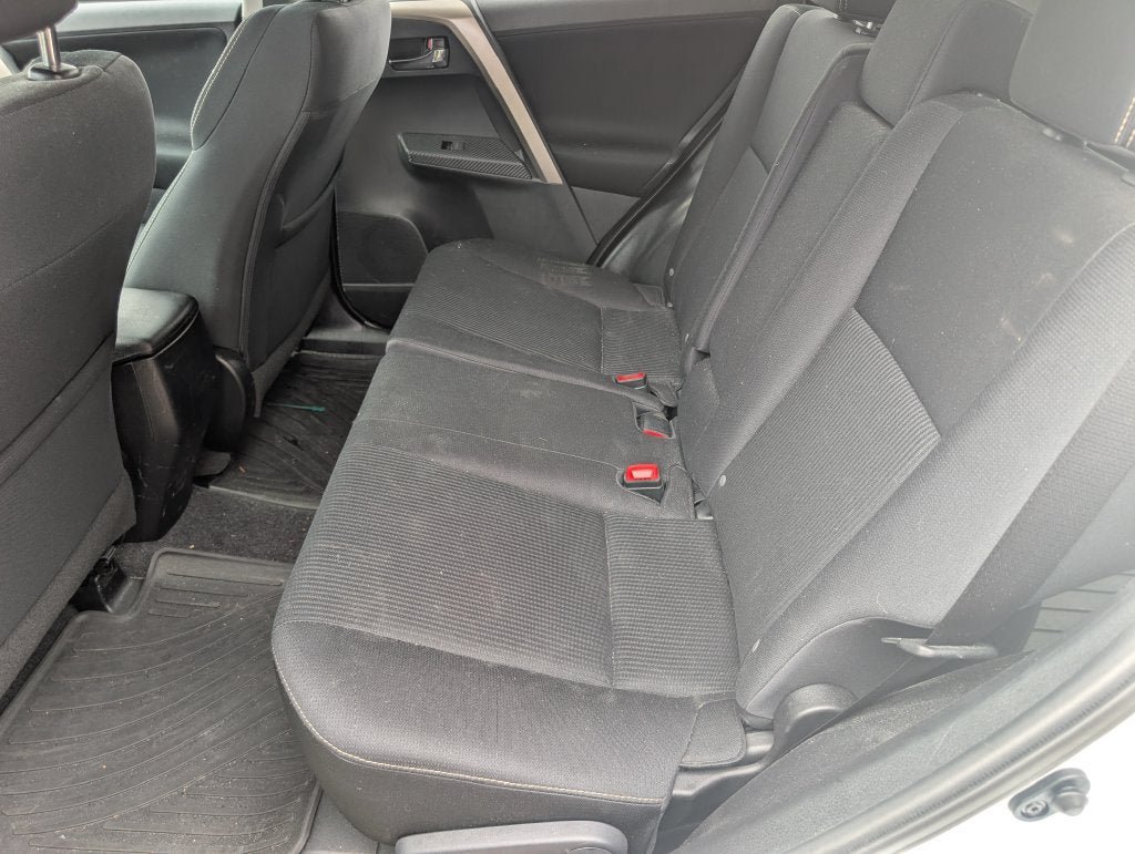Used 2015 Toyota RAV4 XLE AWD/4WD image 4