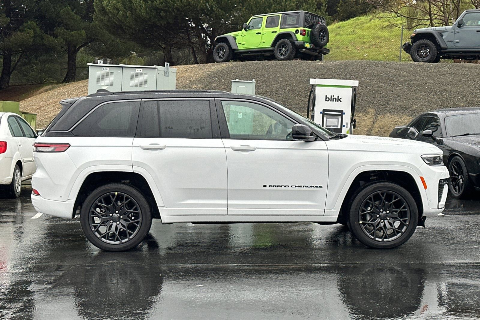 New 2026 Jeep Grand Cherokee Summit image 3