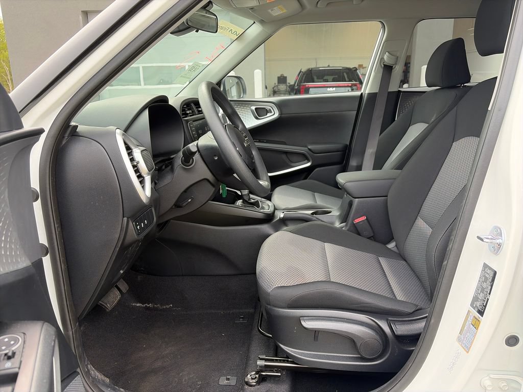 Used 2025 Kia Soul LX FWD image 14
