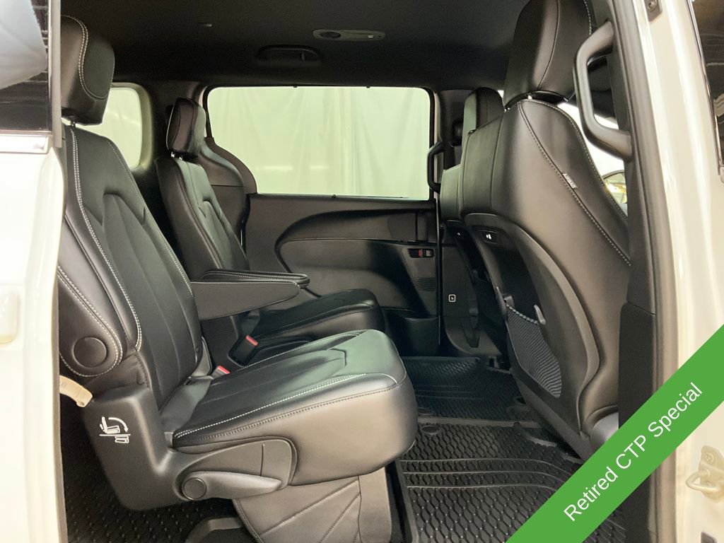 New 2025 Chrysler Pacifica Select image 11