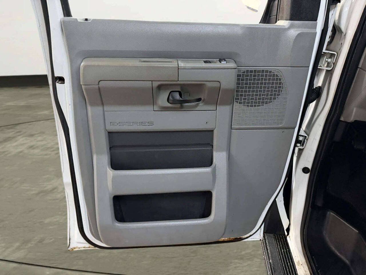 Used 2010 Ford E-350 and Econoline 350 Extended Super Duty RWD image 15