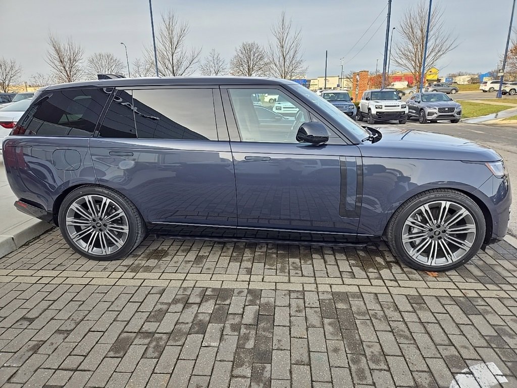 Used 2025 Land Rover Range Rover Long Wheelbase SE image 4