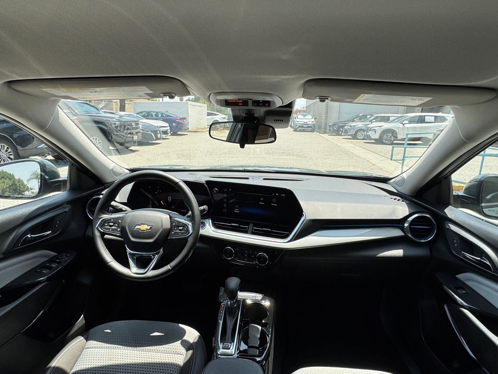 Used 2025 Chevrolet Trax LT w/ LT Convenience Package FWD image 33