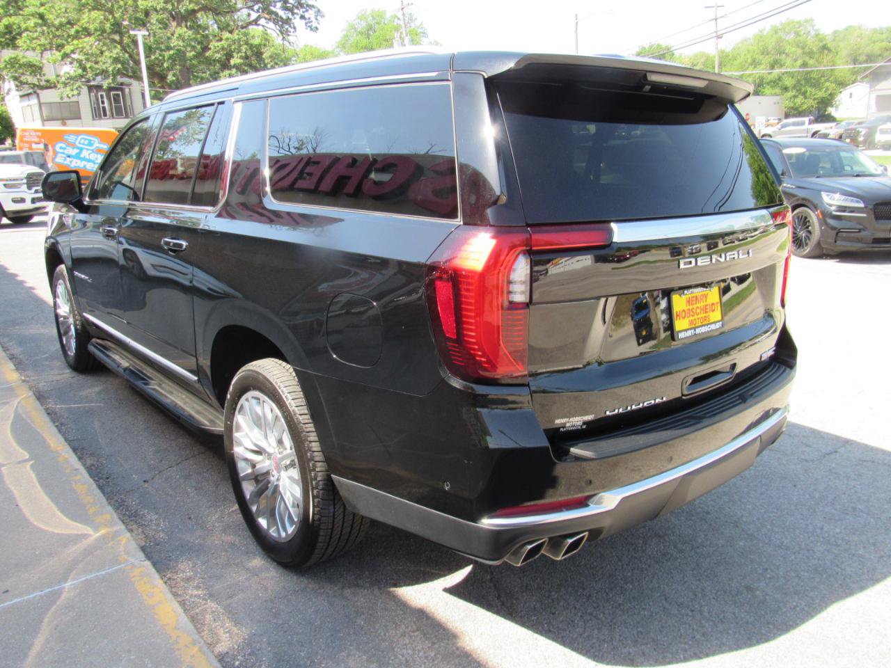 Used 2025 GMC Yukon XL Denali AWD/4WD image 11