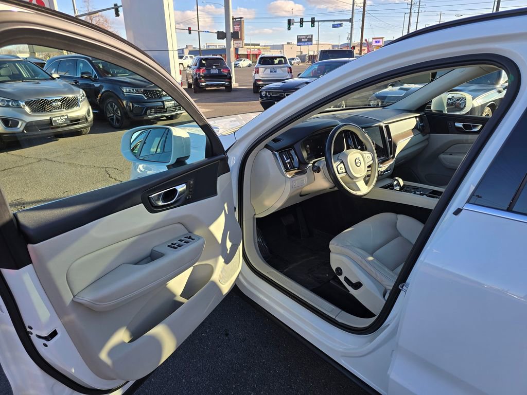 Used 2022 Volvo XC60 B5 Momentum image 19