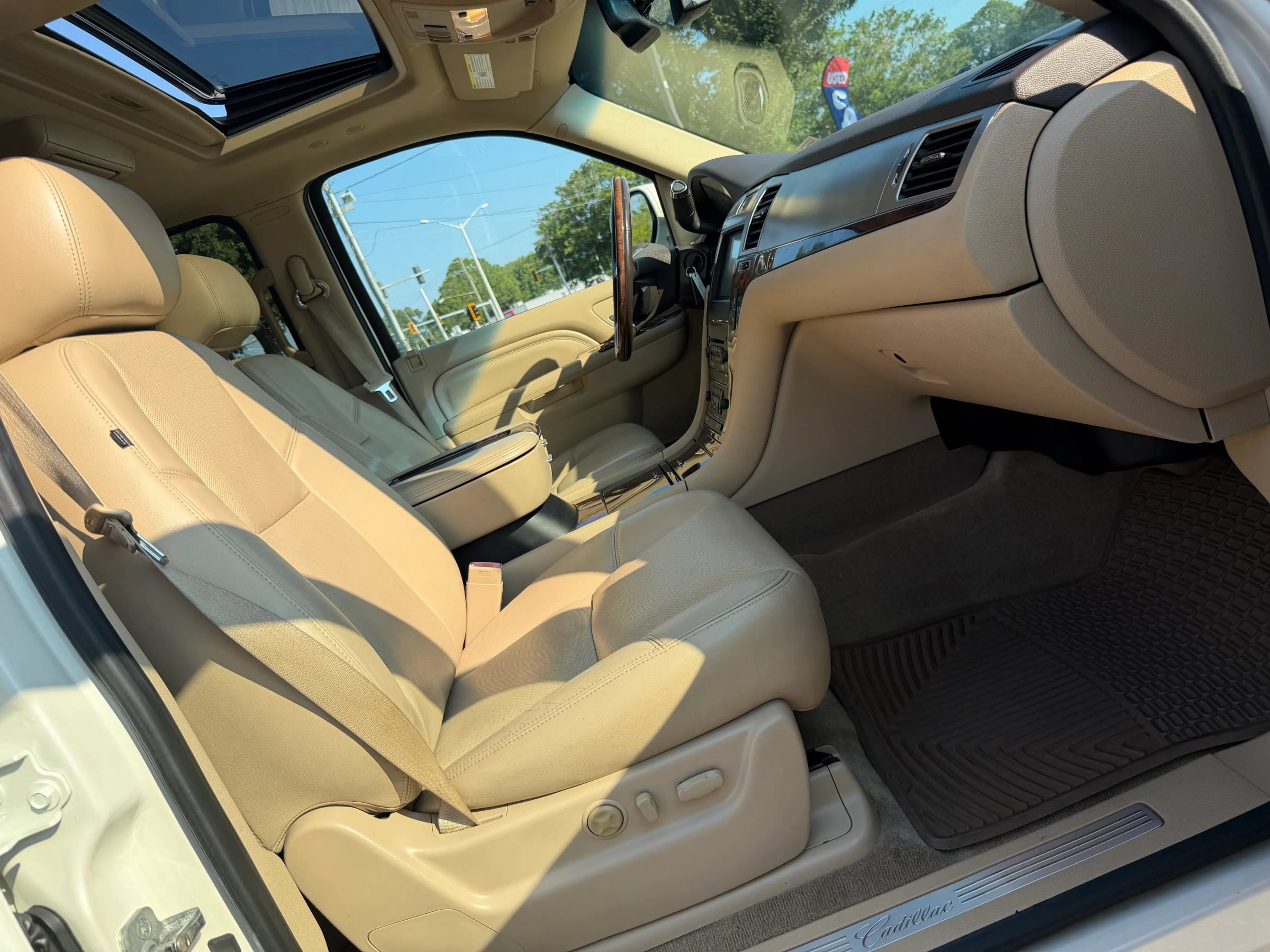 Used 2013 Cadillac Escalade ESV Premium RWD image 17