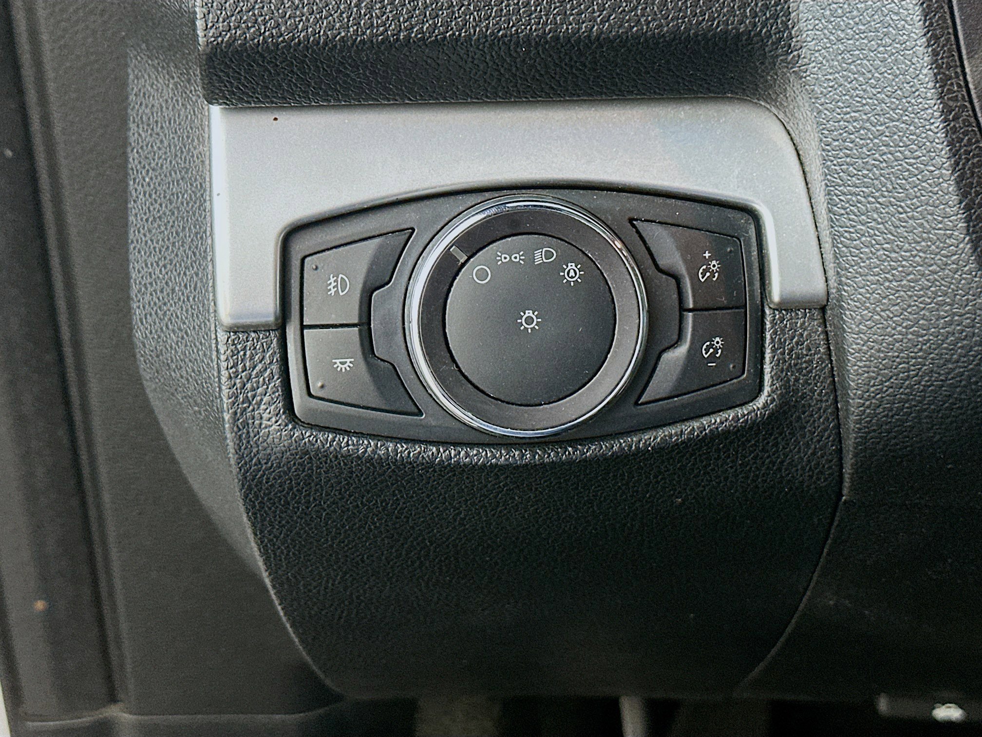 Used 2017 Ford Explorer XLT image 16