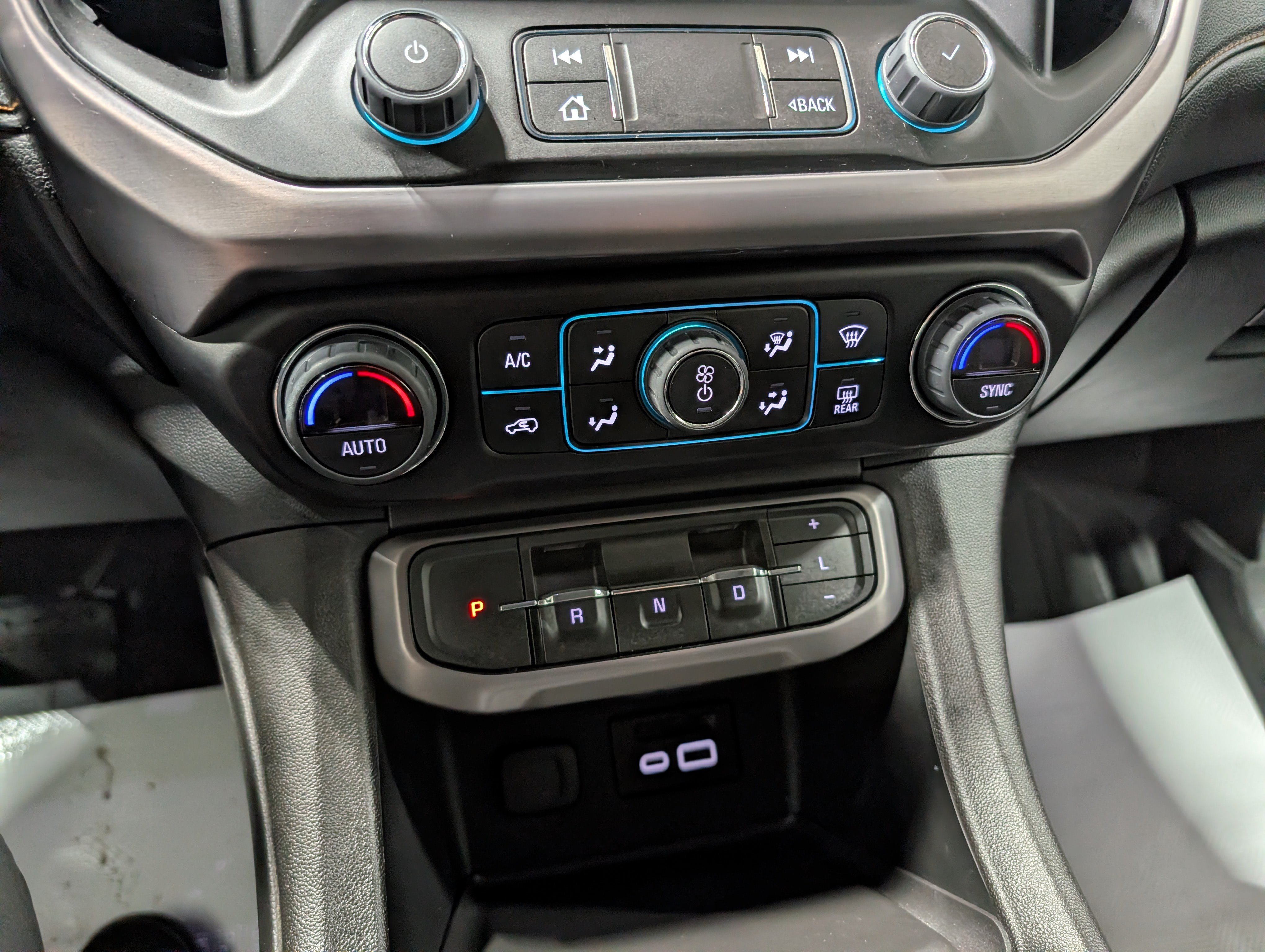 Used 2023 GMC Acadia AT4 w/ Technology Package AWD/4WD image 24