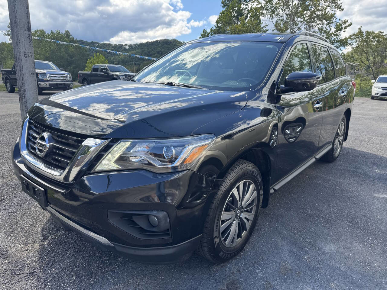 Used 2019 Nissan Pathfinder SV image 1