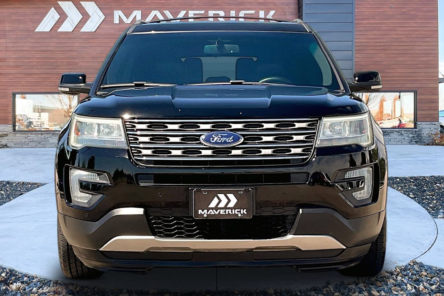 Used 2016 Ford Explorer XLT w/ Equipment Group 202A FWD image 2
