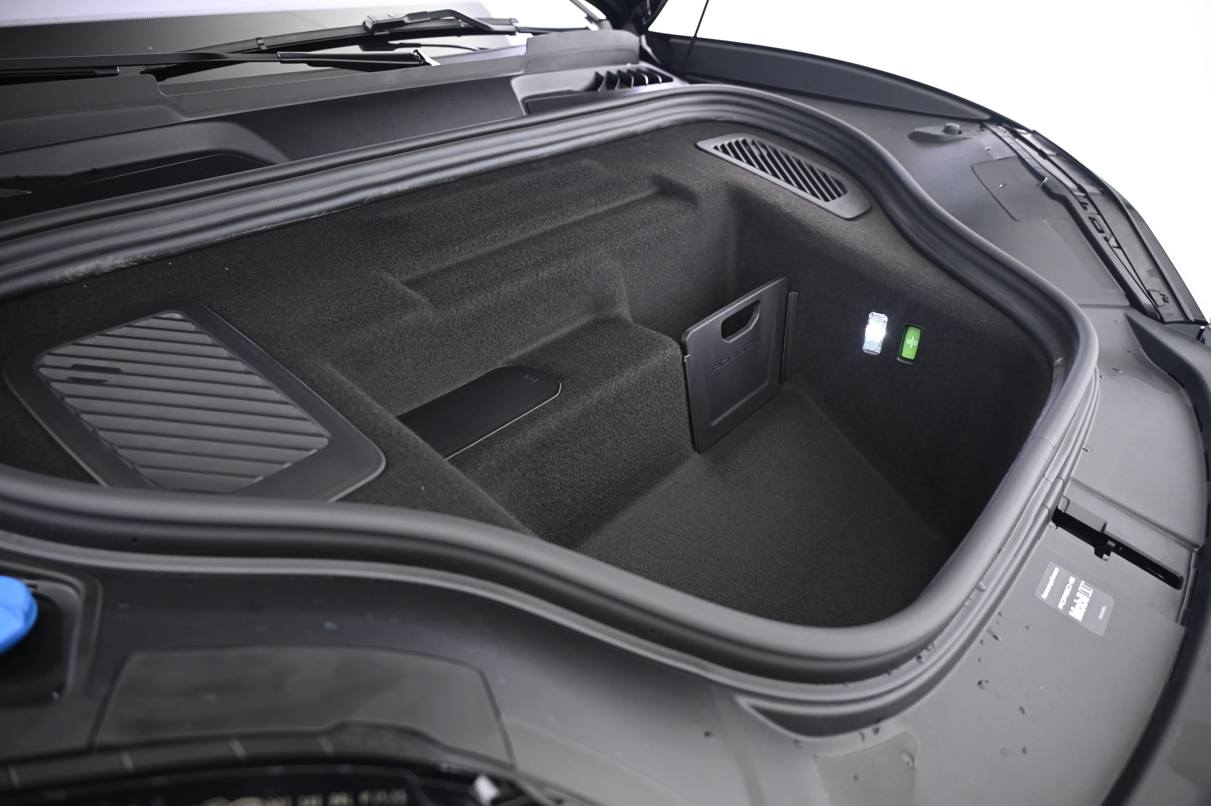 Certified 2025 Porsche Macan 4 Electric AWD/4WD image 16