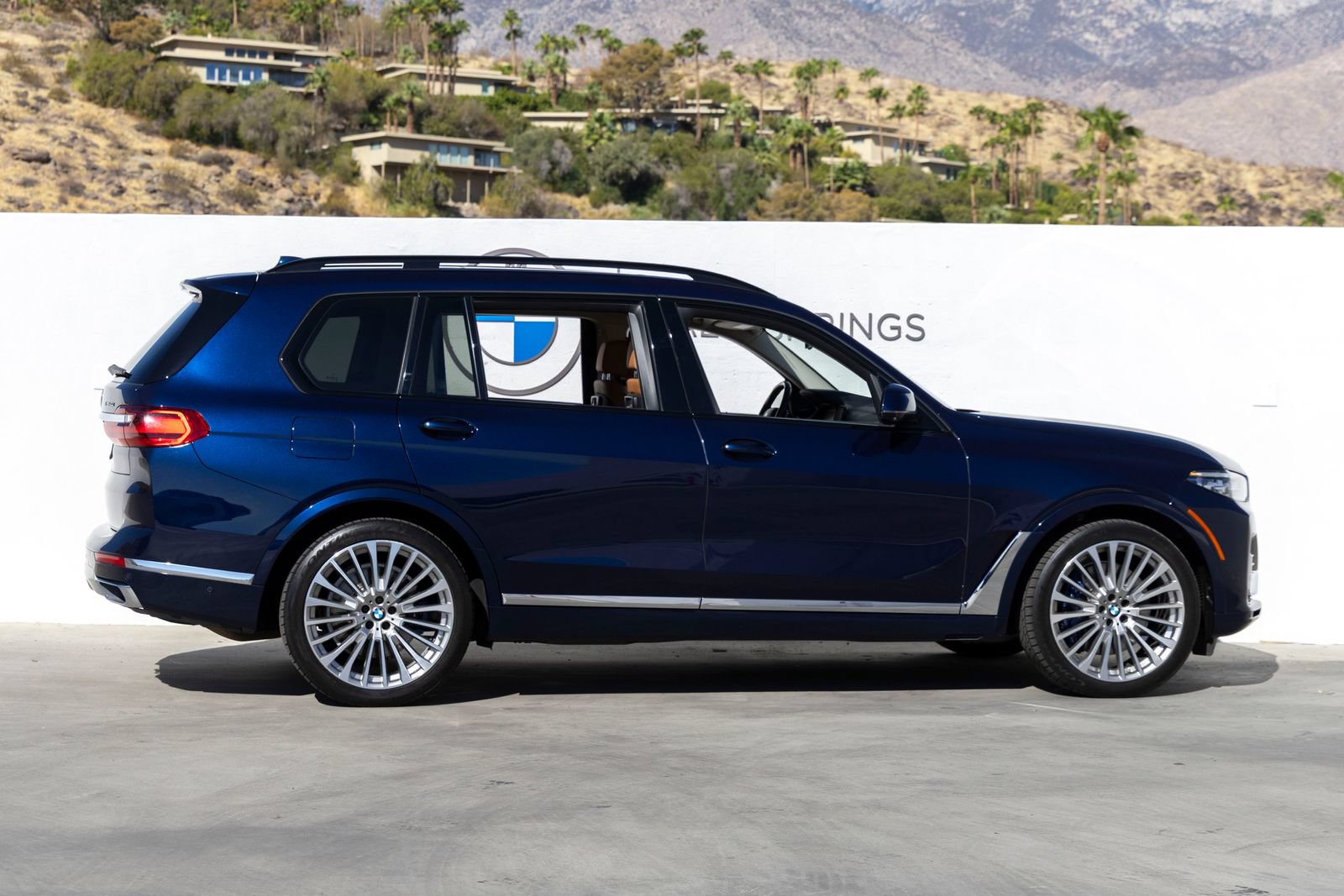 Used 2022 BMW X7 xDrive40i w/ Premium Package AWD/4WD image 5