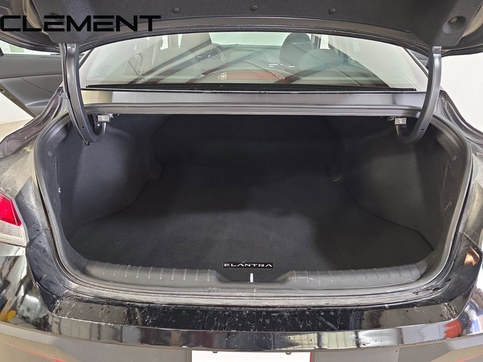 Used 2025 Hyundai Elantra SE image 11