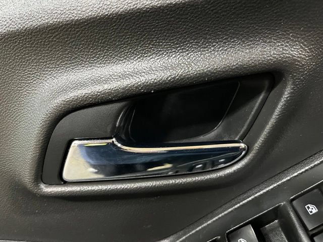 Used 2017 Chevrolet Trax LT w/ LT Convenience Package AWD/4WD image 10
