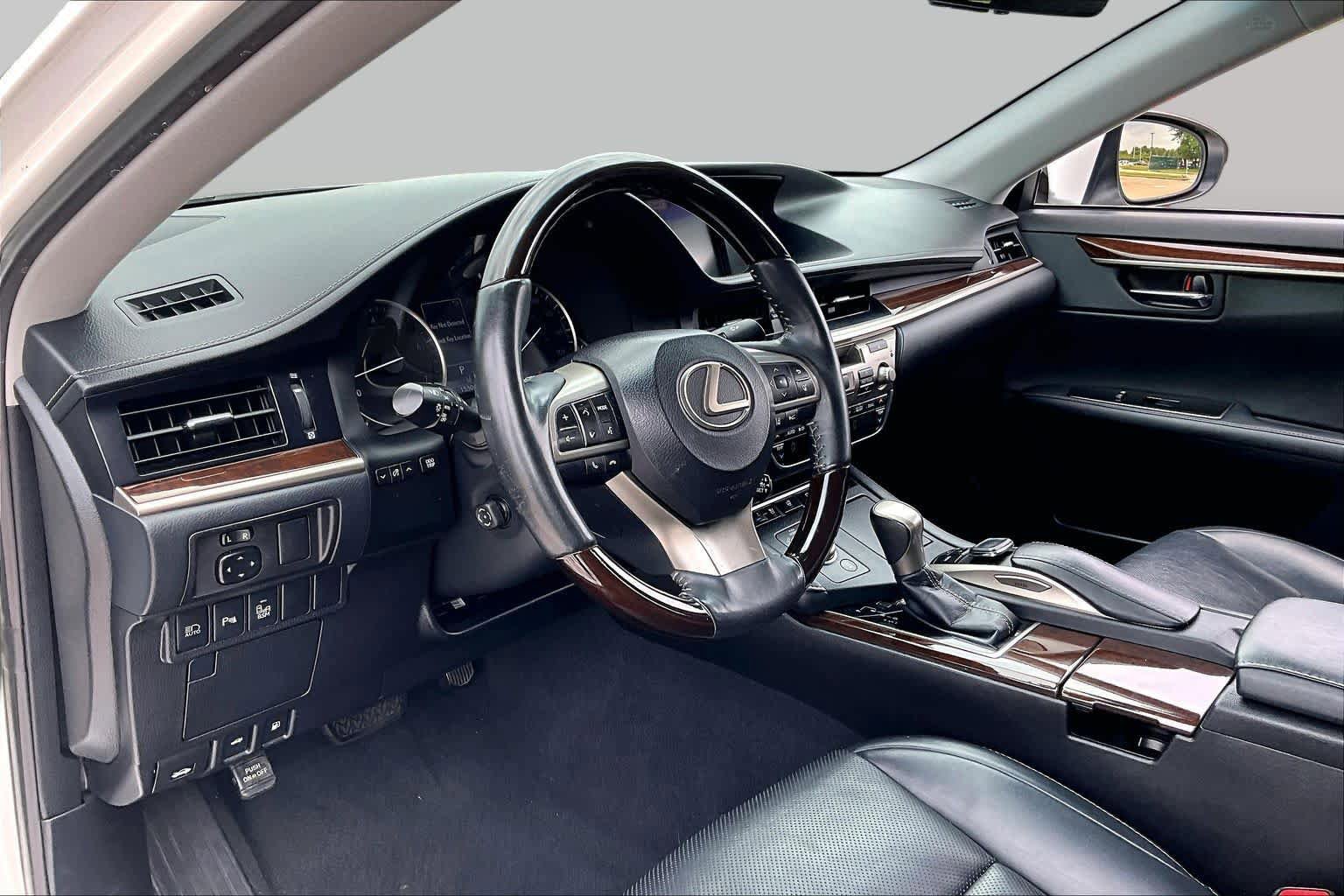 Used 2018 Lexus ES 350 w/ Luxury Package w/Wood Trim FWD image 15