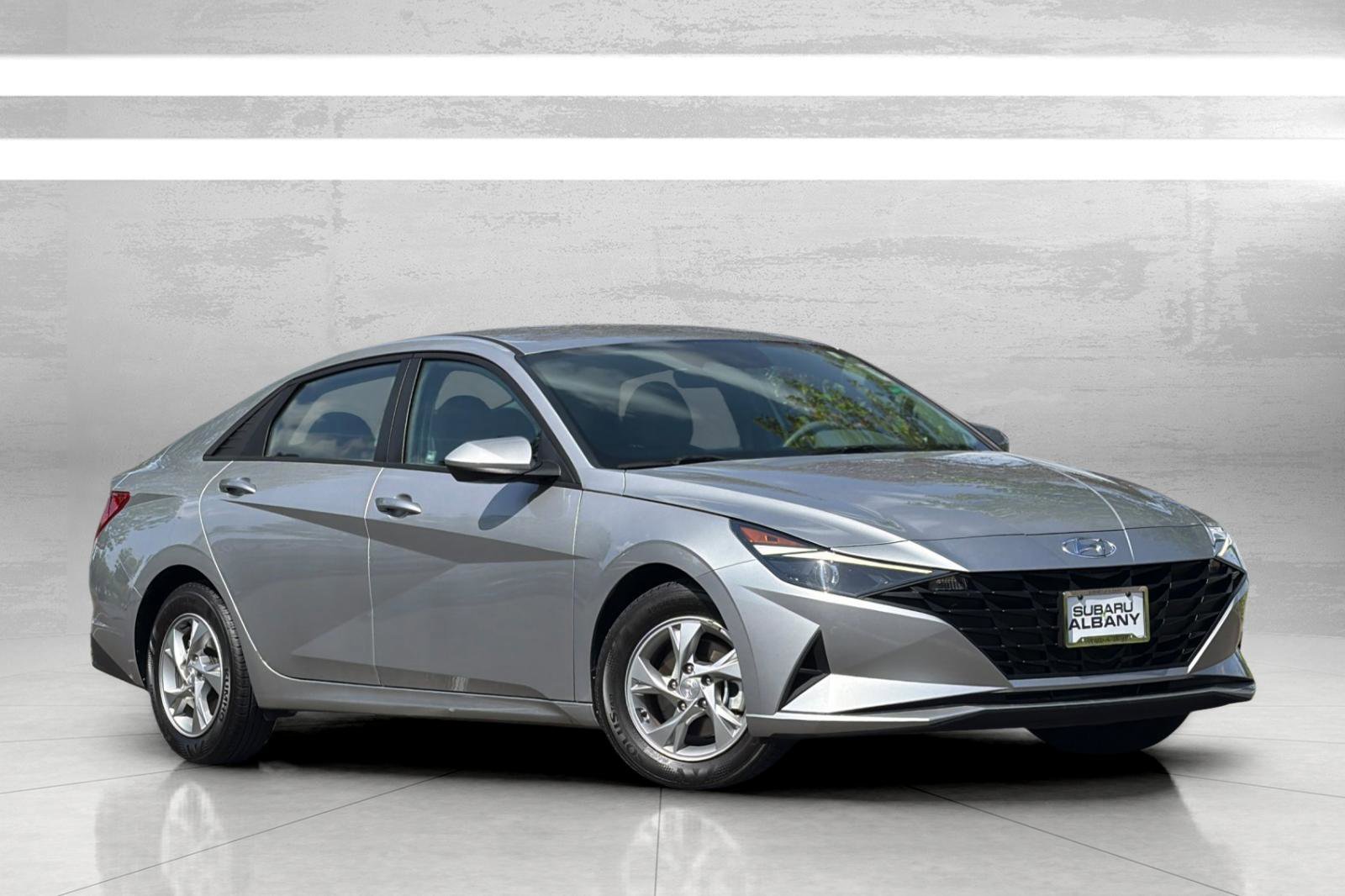 Used 2021 Hyundai Elantra SE FWD image 2