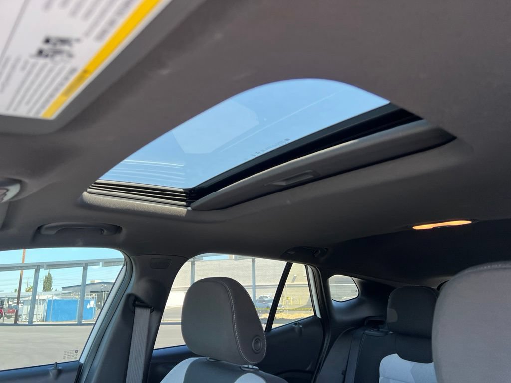 Used 2025 Chevrolet Trax RS w/ Sunroof Package FWD image 14