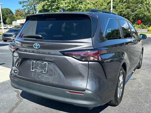 Used 2025 Toyota Sienna XLE FWD image 3