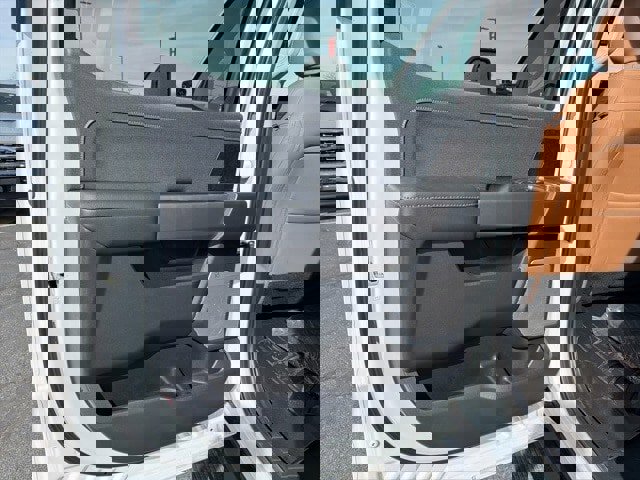 New 2026 Ford F250 Lariat w/ Black Appearance Package image 28