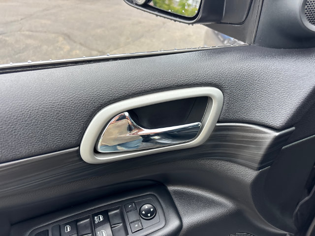 Used 2019 Jeep Grand Cherokee Laredo AWD/4WD image 12