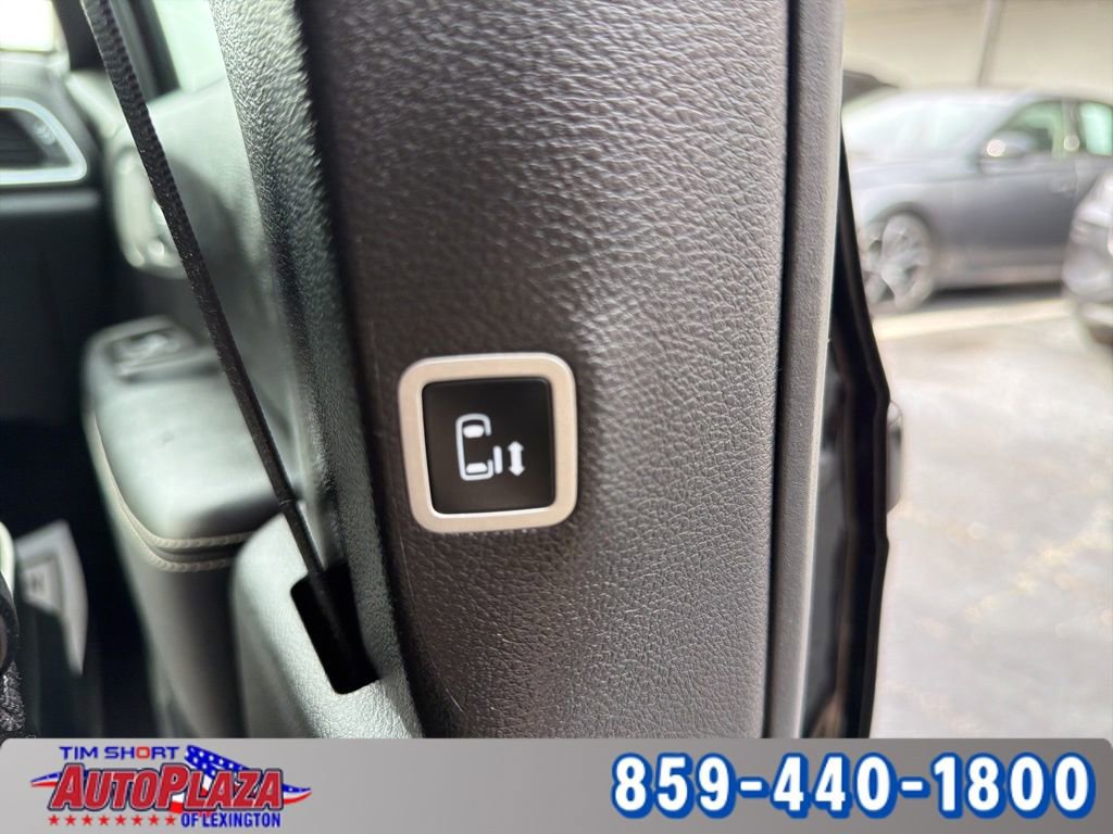 Used 2025 Chrysler Pacifica Limited image 34