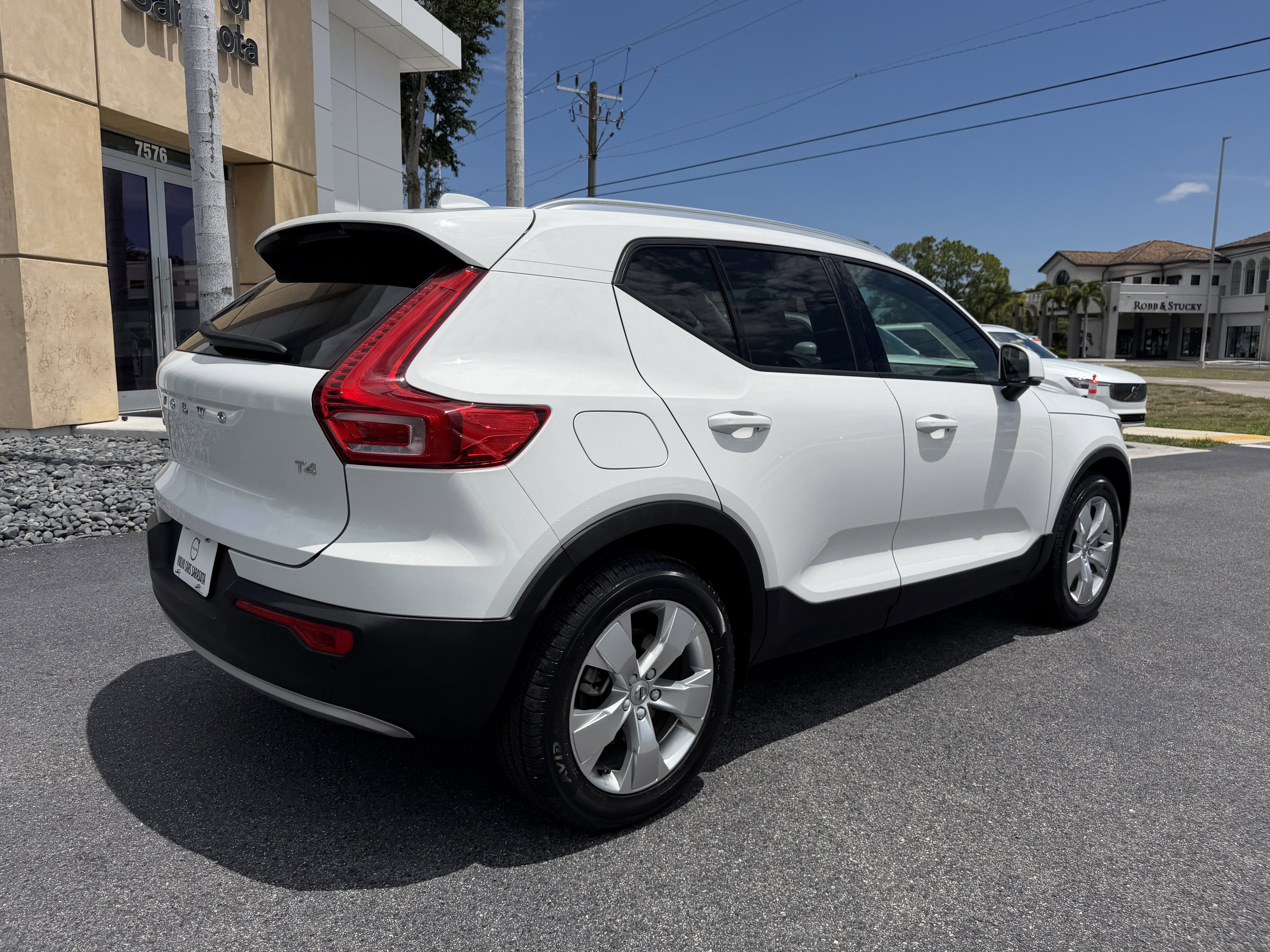 Used 2020 Volvo XC40 T4 Momentum FWD image 3