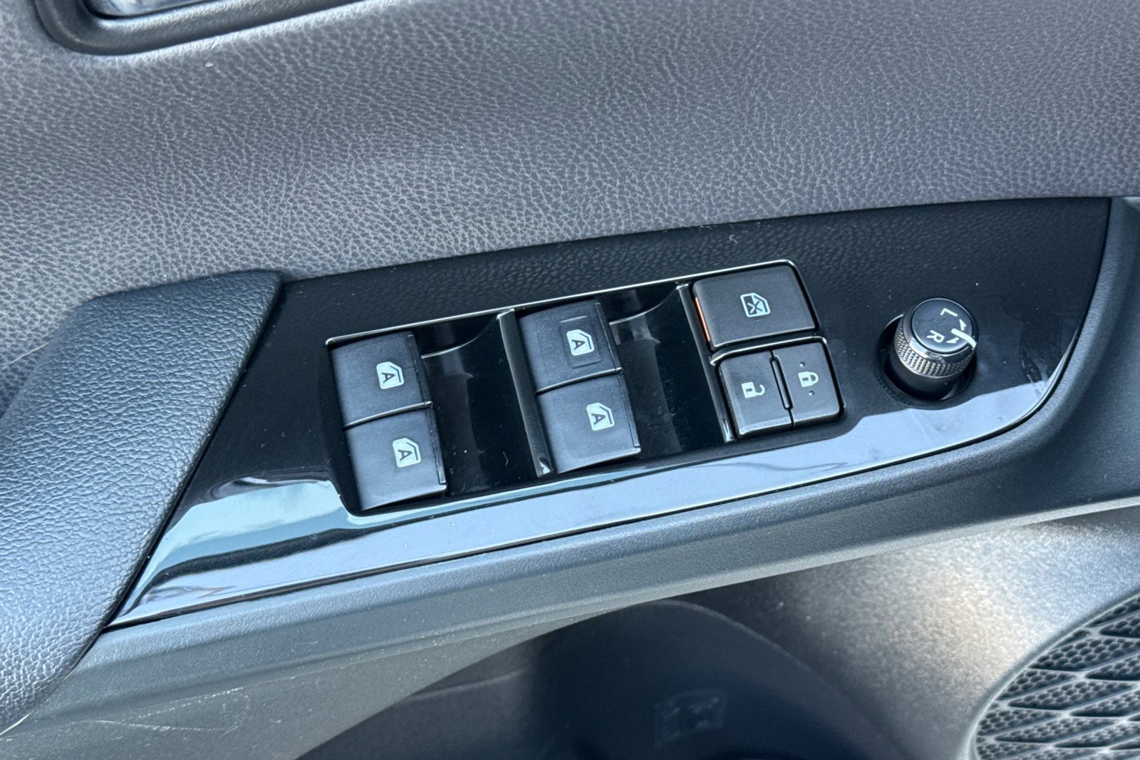 Used 2017 Toyota Prius Prime Advanced image 18