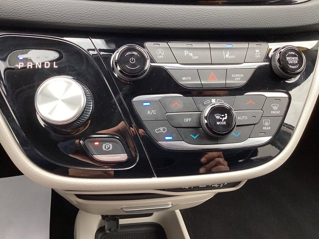 Used 2023 Chrysler Pacifica Touring-L image 22
