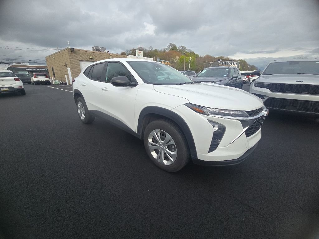 Used 2025 Chevrolet Trax LS FWD image 3