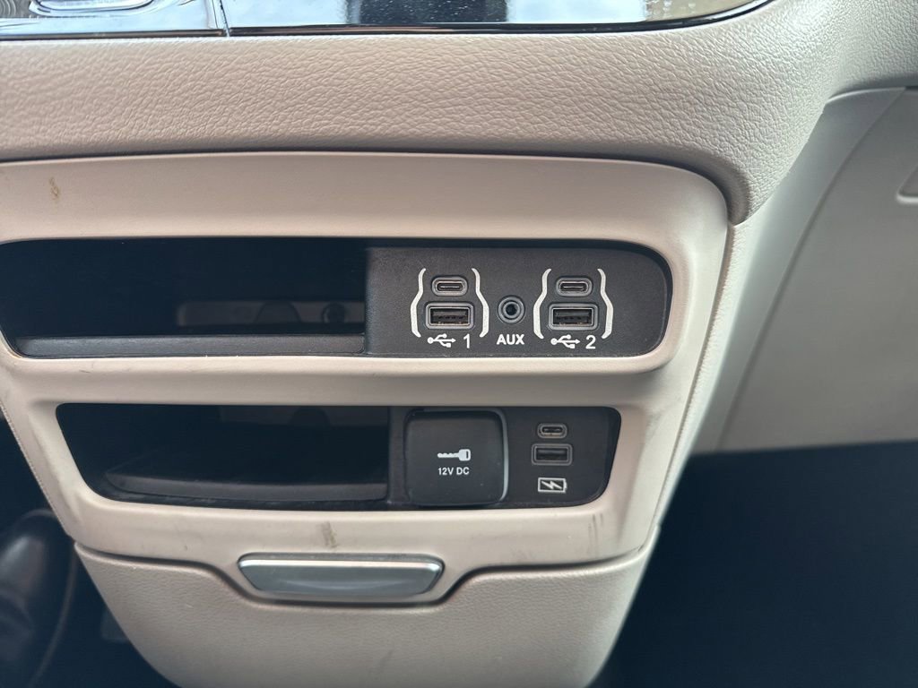 Used 2022 Chrysler Pacifica Touring-L image 15