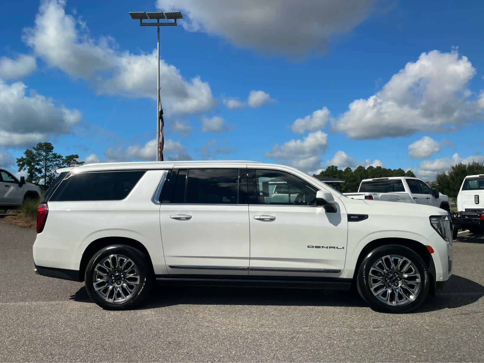 Used 2023 GMC Yukon XL Denali Ultimate AWD/4WD image 4