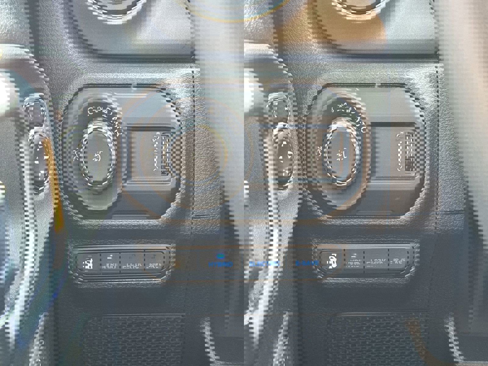 Used 2023 Jeep Wrangler Unlimited w/ 8.4" Radio Group image 15