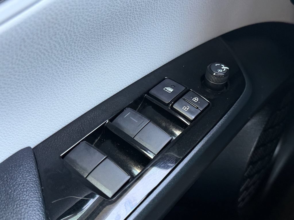 Used 2022 Toyota Prius XLE FWD image 19