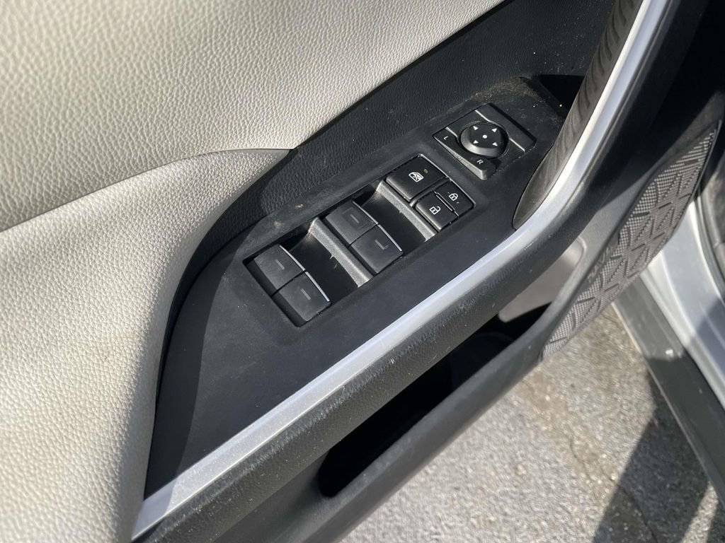 Used 2023 Toyota RAV4 XLE Premium image 28
