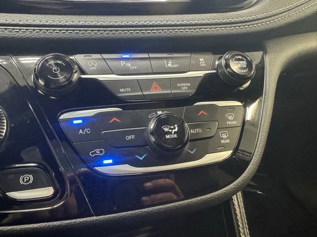 Used 2025 Chrysler Pacifica Limited image 22