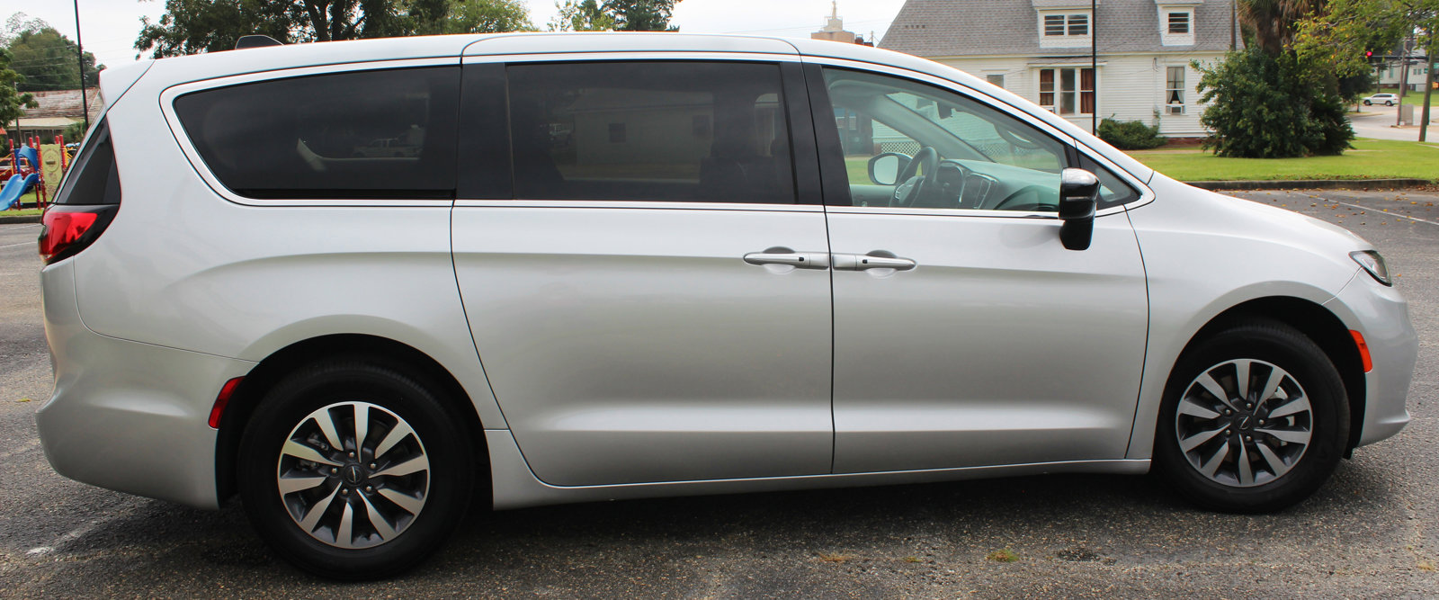 Used 2024 Chrysler Pacifica Select image 8