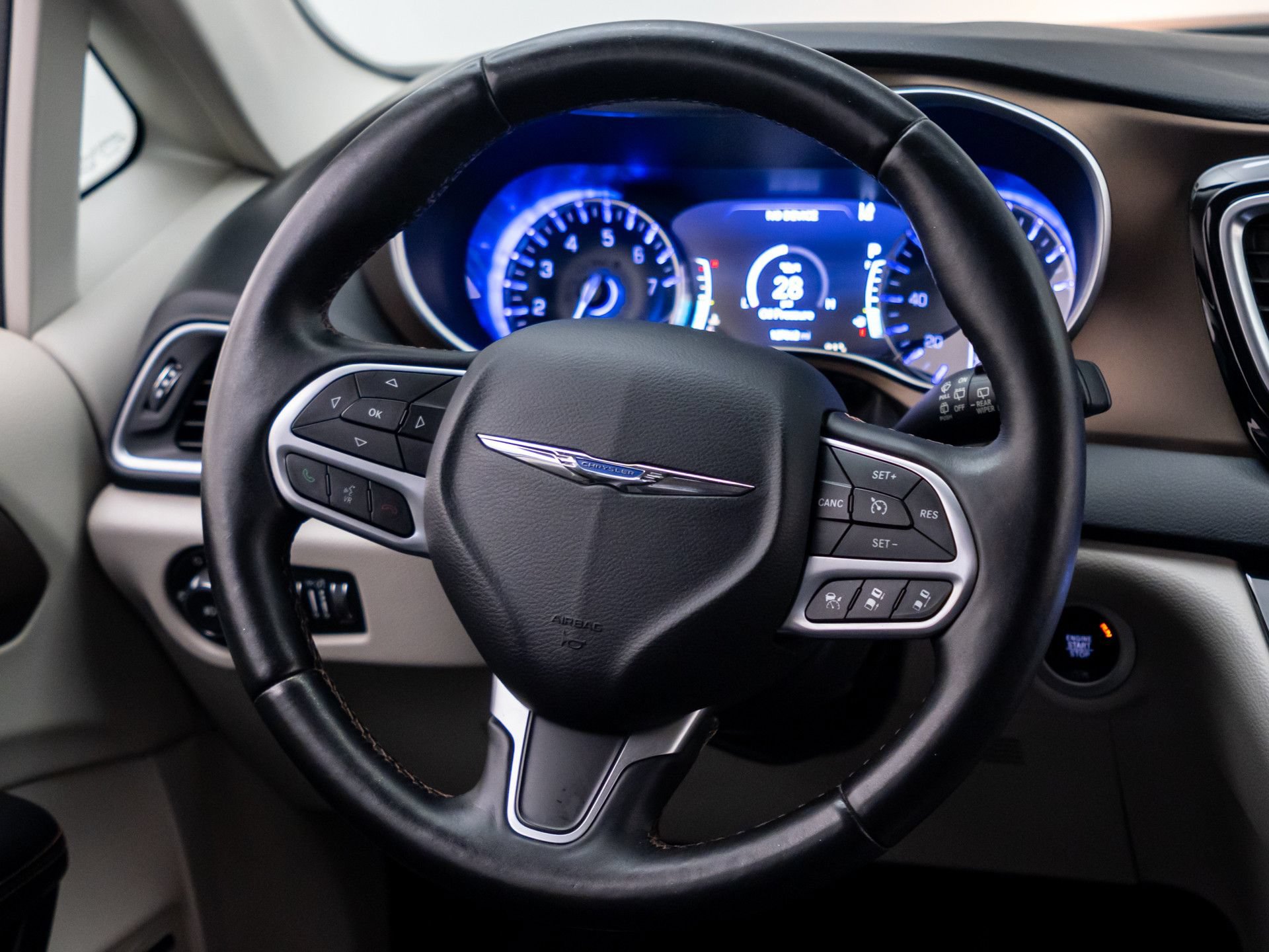 Used 2017 Chrysler Pacifica Touring-L Plus w/ Advanced Safetytec Group FWD image 11