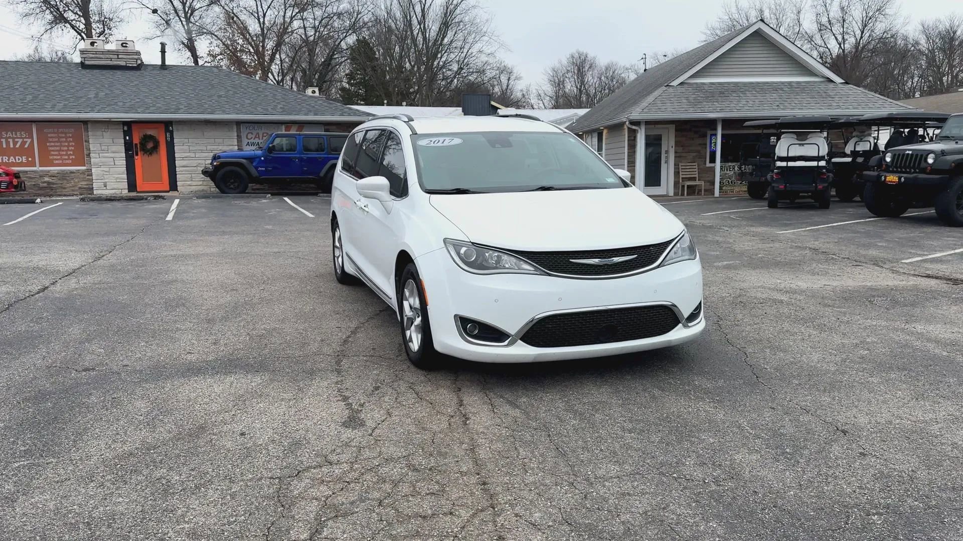 Used 2018 Chrysler Pacifica Touring-L Plus w/ Advanced Safetytec Group image 3
