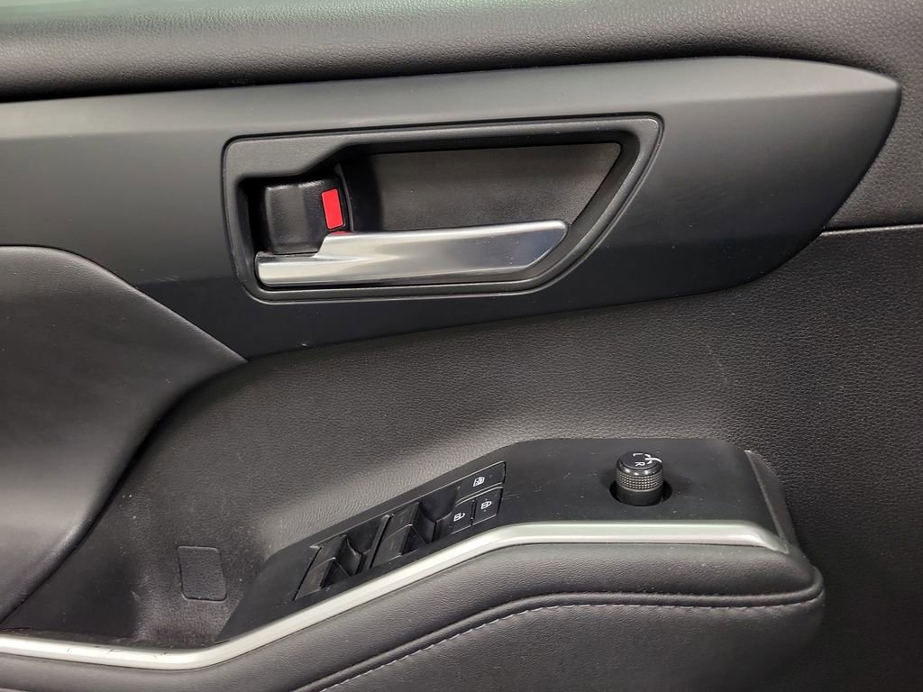 Used 2020 Toyota Highlander XLE image 19