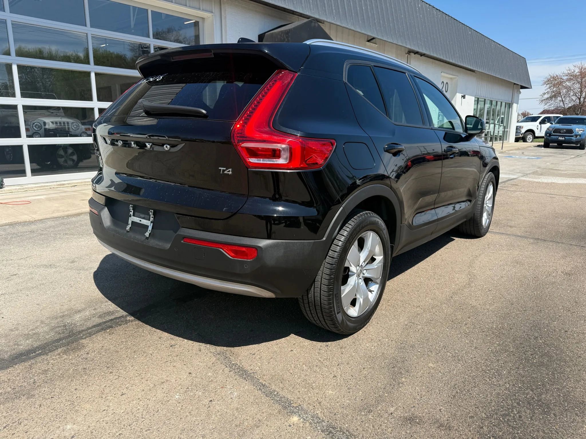 Used 2021 Volvo XC40 T4 Momentum image 8