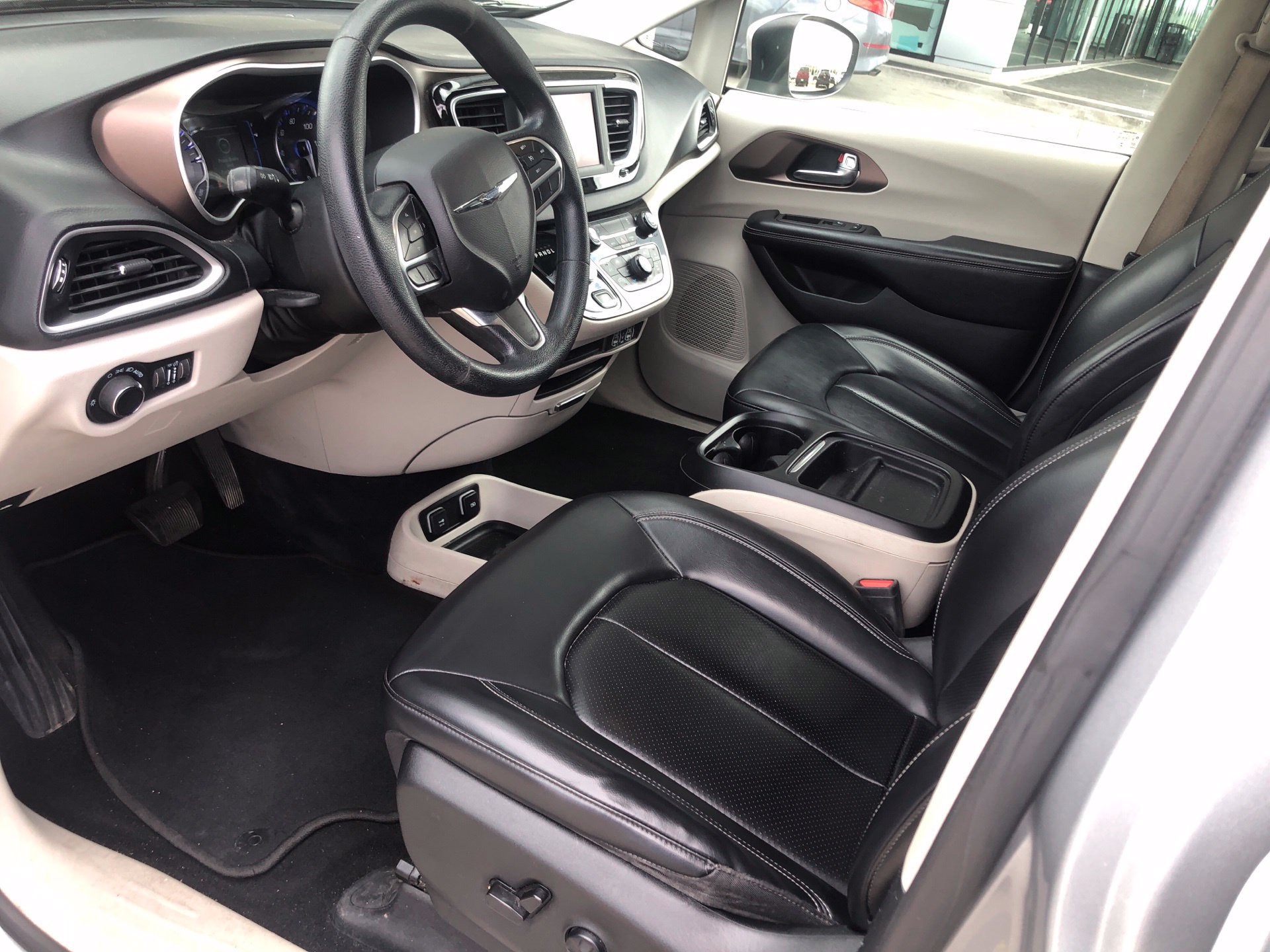 Used 2021 Chrysler Voyager Lxi FWD image 9