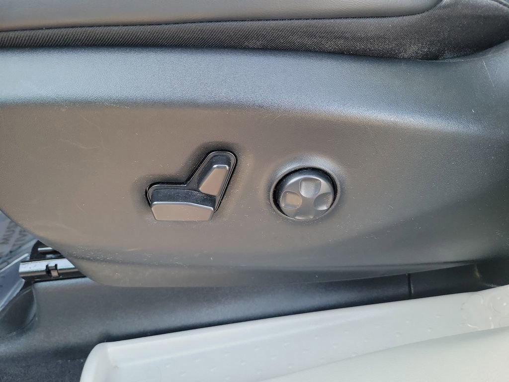 Certified 2023 Chrysler Pacifica Touring-L image 13