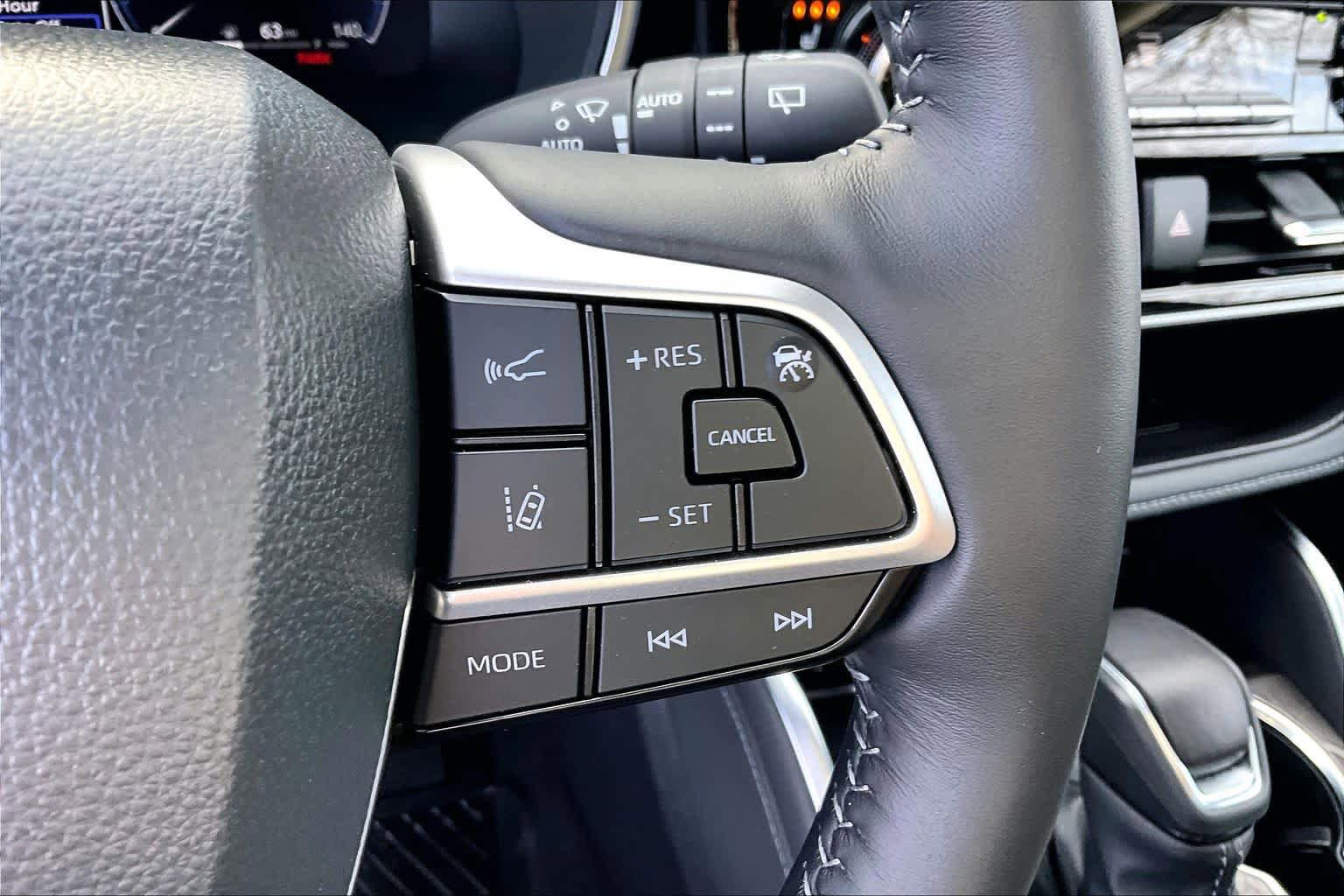 Used 2025 Toyota Highlander Platinum AWD/4WD image 24