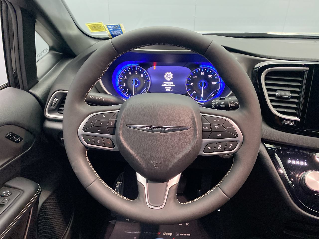 Used 2025 Chrysler Pacifica Select FWD image 16