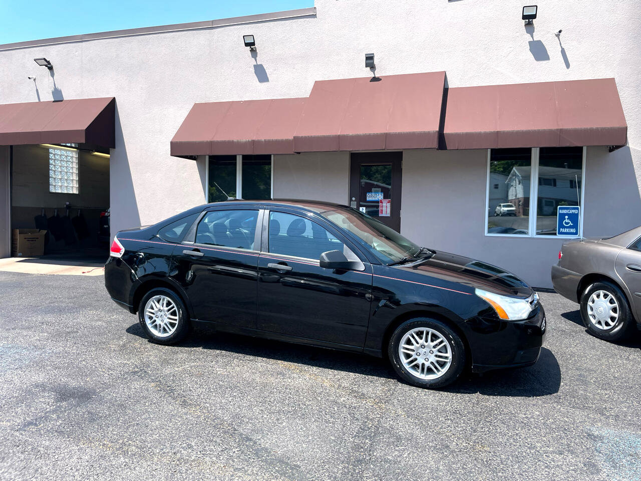 Used 2010 Ford Focus SE image 1