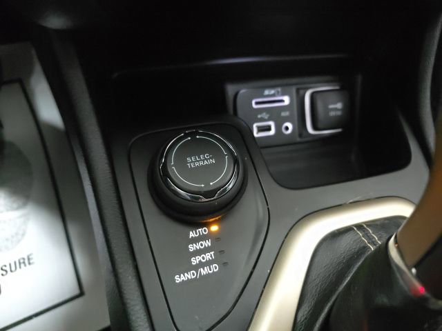 Used 2015 Jeep Cherokee Limited w/ Luxury Group image 25