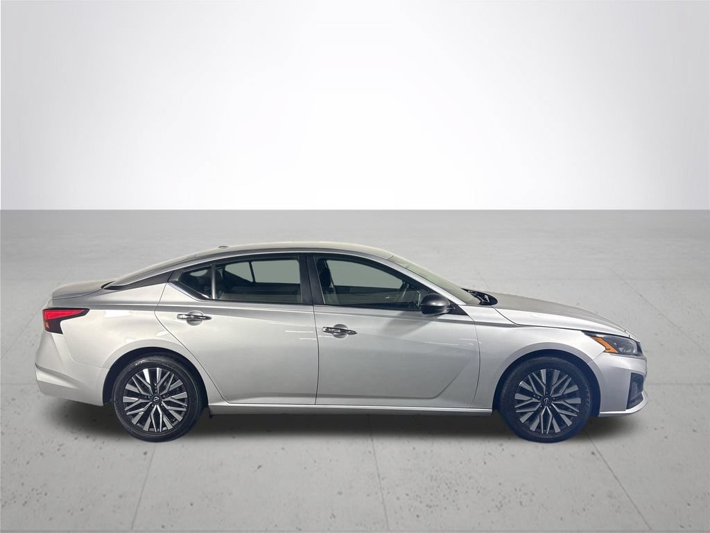 Used 2024 Nissan Altima 2.5 SV FWD image 5